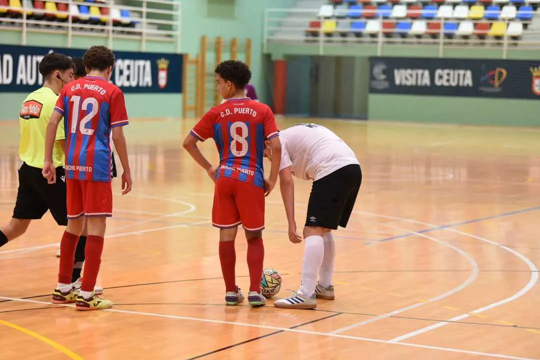 El Deportivo Ceut&iacute; derrota al CD Puerto Atl&eacute;tico y se proclama campe&oacute;n de la Liga Cadete de f&uacute;tbol sala de la RFFCE. Foto: Ra&uacute;l Fern&aacute;ndez