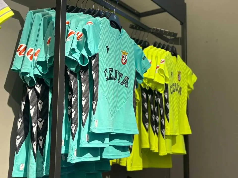 Inauguraci&oacute;n de la nueva tienda de la AD Ceuta FC. Foto: Alma Palomino