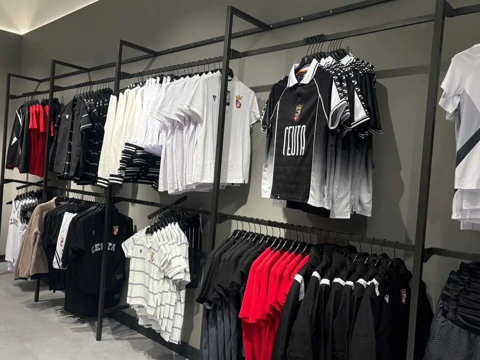 Inauguraci&oacute;n de la nueva tienda de la AD Ceuta FC. Foto: Alma Palomino