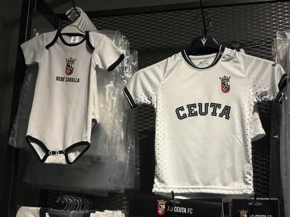 Inauguraci&oacute;n de la nueva tienda de la AD Ceuta FC. Foto: Alma Palomino