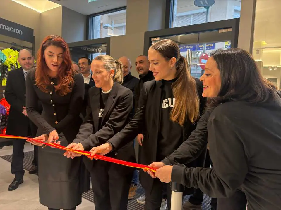 Inauguraci&oacute;n de la nueva tienda de la AD Ceuta FC. Foto: Alma Palomino