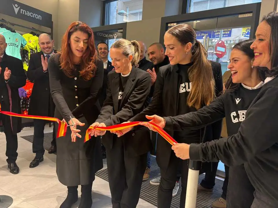 Inauguraci&oacute;n de la nueva tienda de la AD Ceuta FC. Foto: Alma Palomino