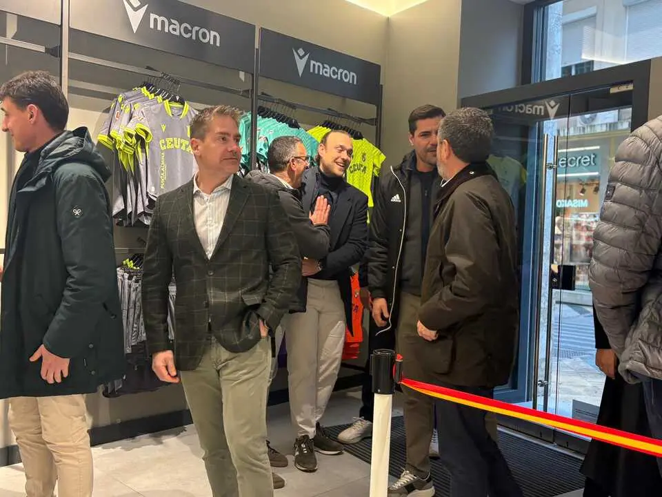 Inauguraci&oacute;n de la nueva tienda de la AD Ceuta FC. Foto: Alma Palomino