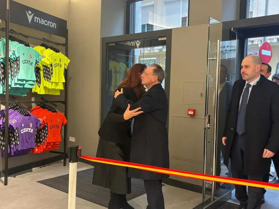 Inauguraci&oacute;n de la nueva tienda de la AD Ceuta FC. Foto: Alma Palomino