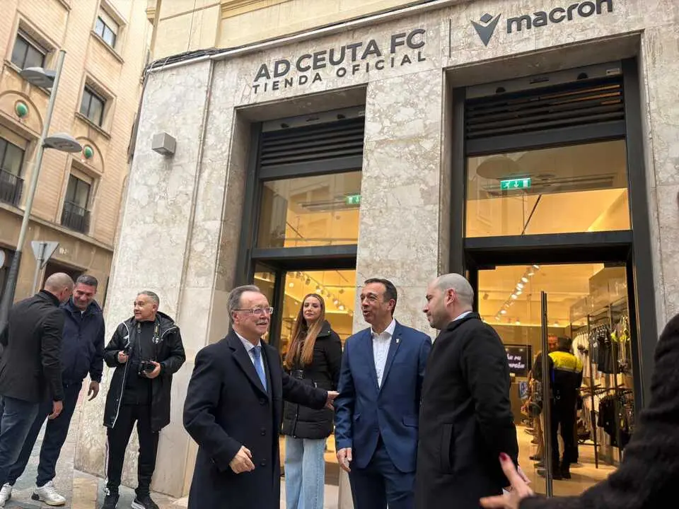 Inauguraci&oacute;n de la nueva tienda de la AD Ceuta FC. Foto: Alma Palomino