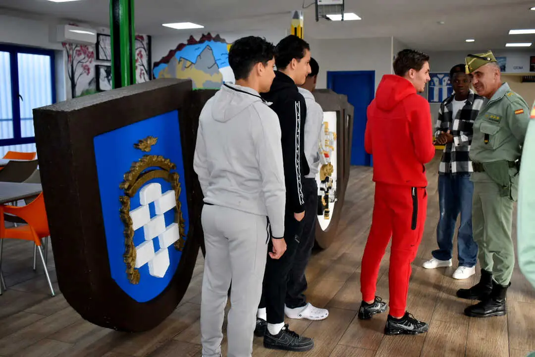 El Tercio Duque de Alba 2&ordm; de La Legi&oacute;n visita el centro de menores 'La Esperanza_ (19)