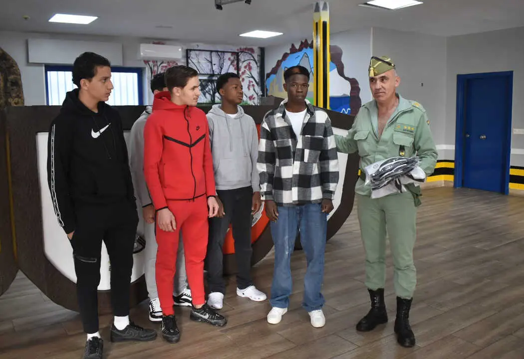 El Tercio Duque de Alba 2&ordm; de La Legi&oacute;n visita el centro de menores 'La Esperanza_ (5)