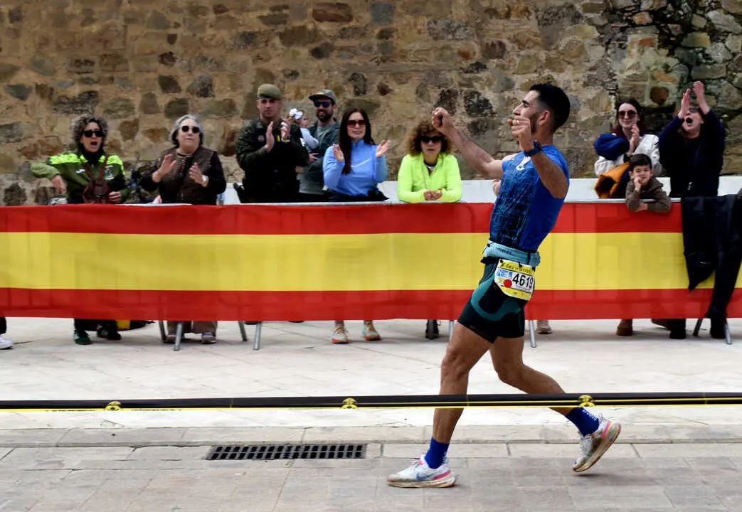 Llegada a meta de la prueba de 50 kil&oacute;metros de la Cuna de la Legi&oacute;n de Ceuta