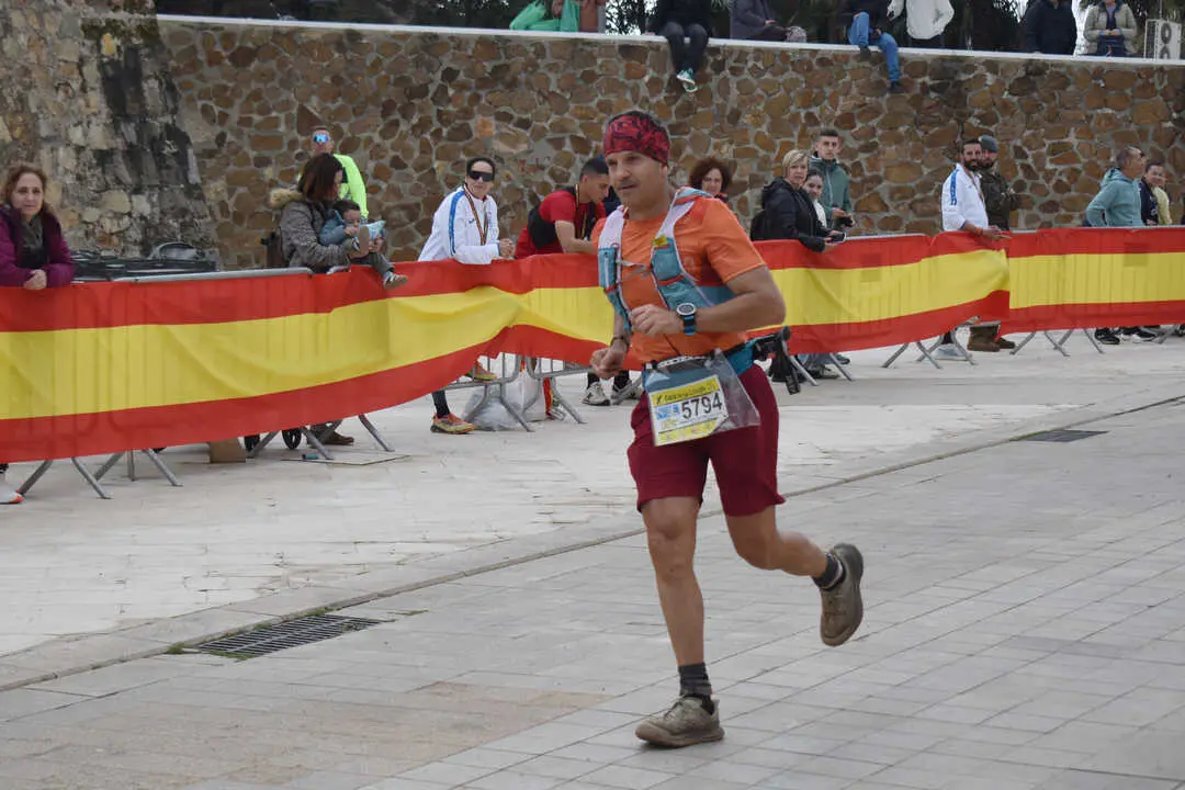 Llegada a meta de la prueba de 50 kil&oacute;metros de la Cuna de la Legi&oacute;n de Ceuta (90)