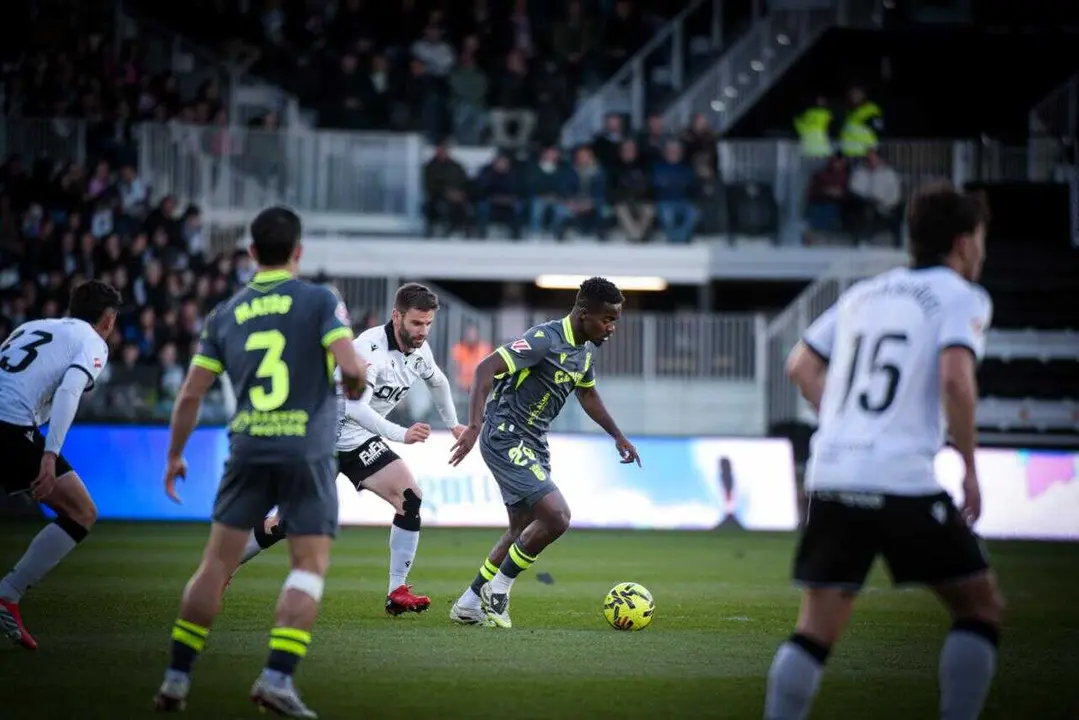 Bassinga controla el esf&eacute;rico durante el encuentro entre el Burgos CF y la AD Ceuta FC. Foto: Zaki