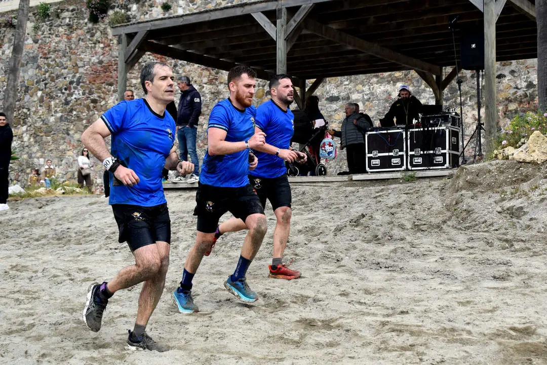 Llegada a la playa de la Ribera en la novena edici&oacute;n del Desaf&iacute;o de los 300 de Regulares (69)