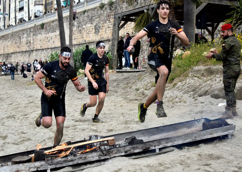 Llegada a la playa de la Ribera en la novena edici&oacute;n del Desaf&iacute;o de los 300 de Regulares (13)
