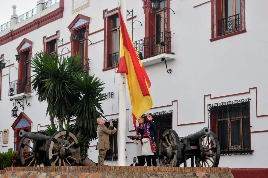 El arriado de Bandera protagonizado por el RING-7 / Rafa B&aacute;ez