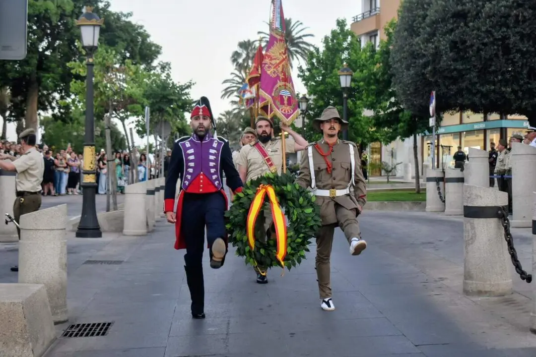El arriado de Bandera protagonizado por el RING-7 / Rafa B&aacute;ez