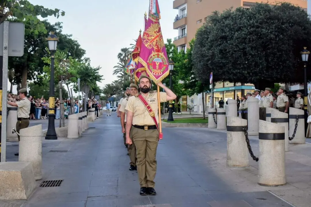 El arriado de Bandera protagonizado por el RING-7 / Rafa B&aacute;ez