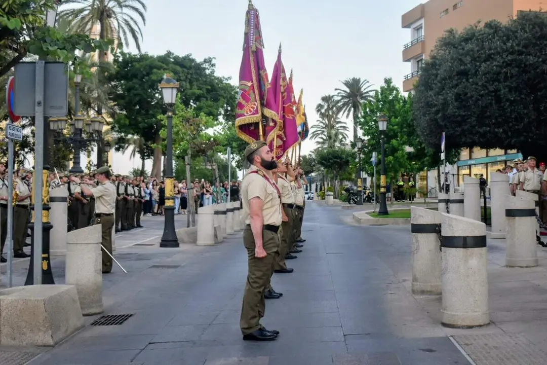 El arriado de Bandera protagonizado por el RING-7 / Rafa B&aacute;ez