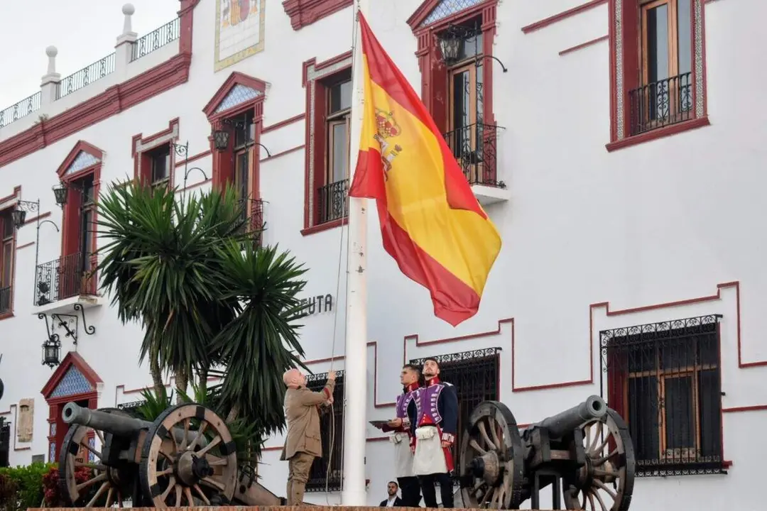 El arriado de Bandera protagonizado por el RING-7 / Rafa B&aacute;ez
