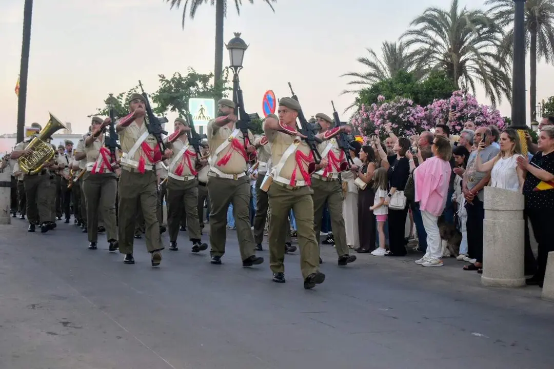 El arriado de Bandera protagonizado por el RING-7 / Rafa B&aacute;ez