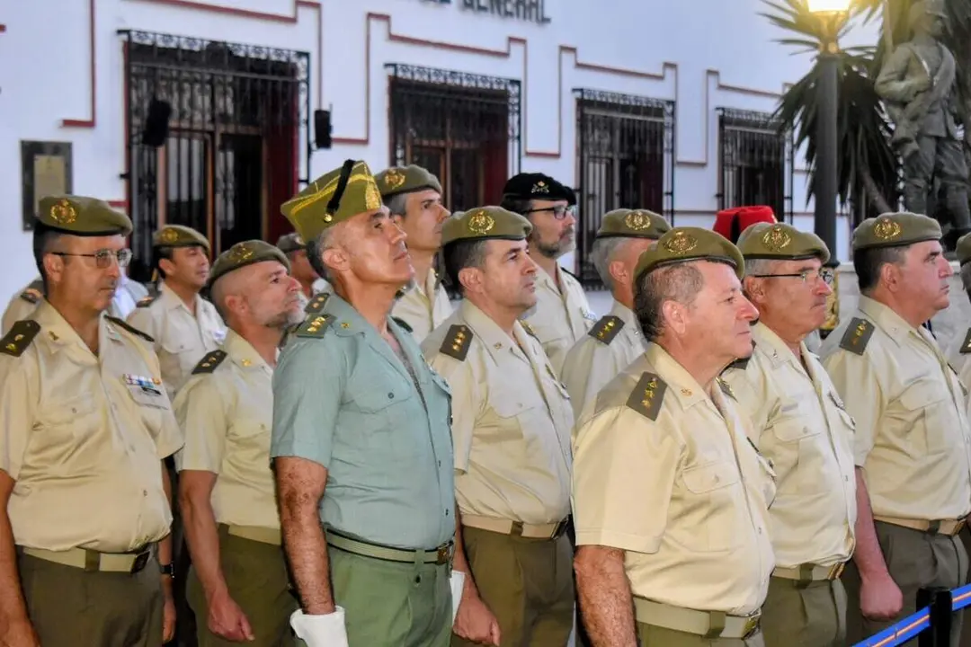 El arriado de Bandera protagonizado por el RING-7 / Rafa B&aacute;ez