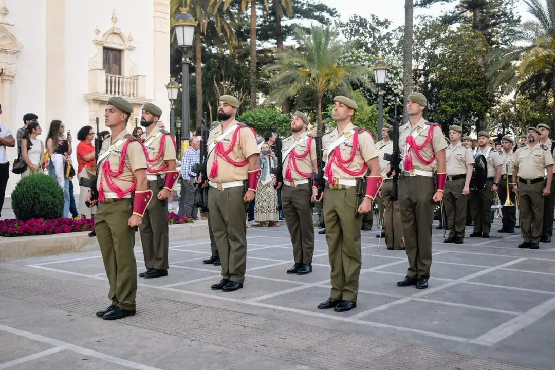 El arriado de Bandera protagonizado por el RING-7 / Rafa B&aacute;ez