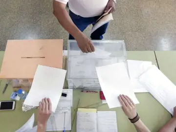 Una persona deposita su voto en anteriores comicios/ Archivo