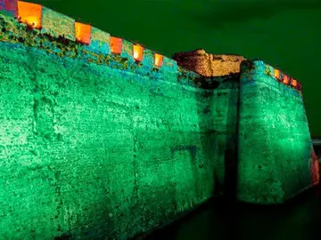Foso de San Felipe iluminado de verde / Archivo