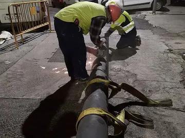 Trabajadores de ACEMSA reparando una aver&iacute;a / Archivo