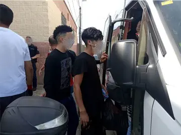 Grupo de menores subiendo a un autocar en Santa Amelia / Archivo