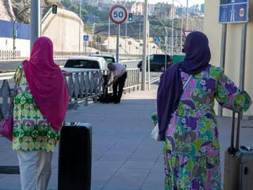 Dos mujeres tras cruzar la frontera / Archivo