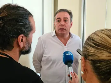 El empresario taurino, Esteban D&iacute;az, atiende a los medios de comunicaci&oacute;n / Laura Ortiz