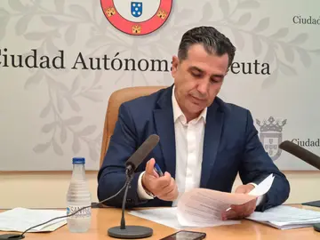 Carlos Rontom&eacute;, consejero de Educaci&oacute;n y Cultura, durante su comparecencia de este viernes / Laura Ortiz