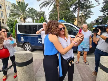 Isabel D&iacute;az Ayuso se hace un selfie con una de sus admiradoras / Laura Ortiz