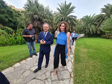 Juan Vivas e Isabel D&iacute;az Ayuso a su llegada del Parque Mar&iacute;timo del Mediterr&aacute;neo / Laura Ortiz