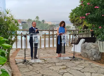Juan Vivas e Isabel D&iacute;az Ayuso durante su comparecencia en el Parque Mar&iacute;timo del Mediterr&aacute;neo / Laura Ortiz