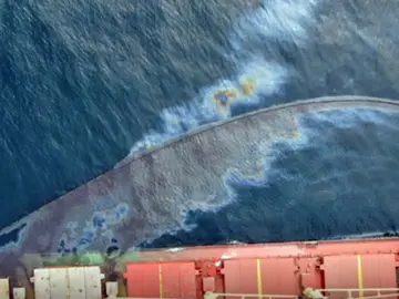 Vertido del buque accidentado