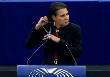 La eurodiputada sueca se corta el pelo en el Parlamento Europeo