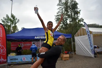 Otro de los momentos m&aacute;s esperados de la jornada ha sido la prueba infantil. La cantera caballa ha demostrado estar en buenas manos tras realizar un recorrido de cuatro kil&oacute;metros aproximadamente recorriendo varios puntos clave de las pistas de trail m&aacute;s importantes de nuestra ciudad. No te pierdas los mejores momentos de la 'Sierra Bullones' infantil organizada por el Club Anyera, la C&aacute;mara de Comercio con el apoyo de la Ciudad Aut&oacute;noma de Ceuta.