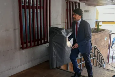 Kasrou, a su llegada a los Juzgados / J. Sakona