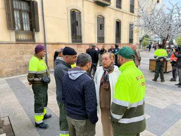 Un grupo de trabajadores de las Brigadas Verdes frente al Palacio Auton&oacute;mico / Archivo