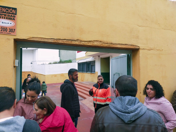 Un grupo de padres en las puertas del Ortega y Gasset, quej&aacute;ndose por el servicio de limpieza/ Archivo