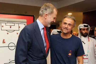 Su Majestad El Rey junto al Seleccionador