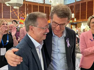 Juan Vivas y Alberto N&uacute;&ntilde;ez Feijoo en el congreso del PP de Ceuta / Archivo