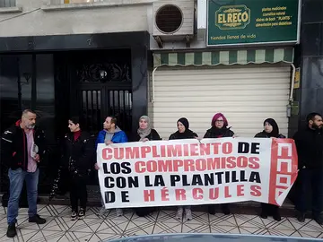 Concentraci&oacute;n de la plantilla de H&eacute;rcules ante la sede de la empresa / Archivo