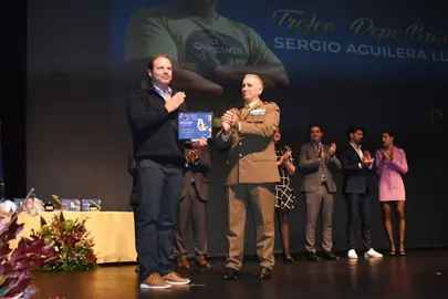 Sergio Aguilera recibe el premio en la Gala del Deporte. Foto: Rafa B&aacute;ez