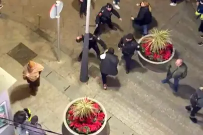 Agentes de la Polic&iacute;a Local emplean sus porras frente a quienes celebraban la victoria de Marruecos