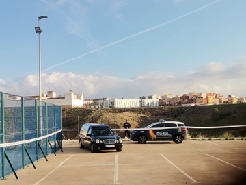 El coche f&uacute;nebre aguarda para llevarse los restos del peque&ntilde;o / Mohamed Ettouileb
