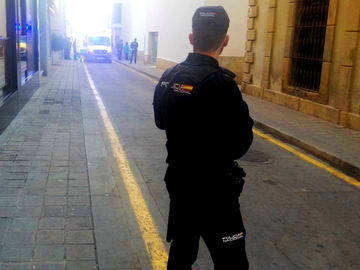 Un agente de la Polic&iacute;a Nacional acordona la calle mientras intervienen los servicios de emergencia en el Conservatorio