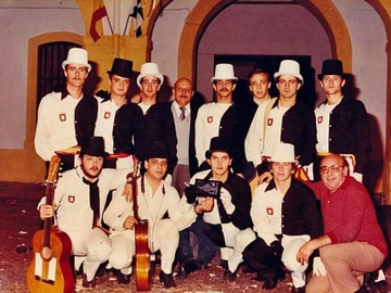 Renacimiento Caballa, con un jovenc&iacute;simo Andr&eacute;s Pe&ntilde;a (segundo por la derecha, de pie), como autor / Foto: Carnaval Caballa