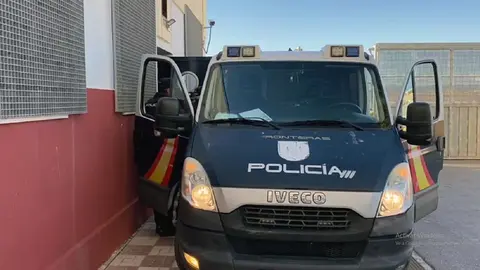 Furg&oacute;n policial/ Archivo