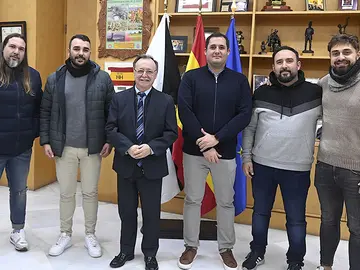 La comparsa 'La Conquista del Pan' durante la recepci&oacute;n del presidente de la Ciudad / Cedida